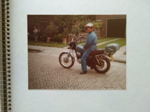 De trotse eigenaresse van een motorfiets